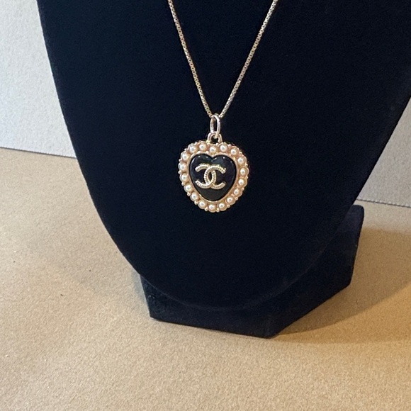 Heart shaped CC pendant in black with gold tone hardware and pearl like trim - Picture 10 of 12